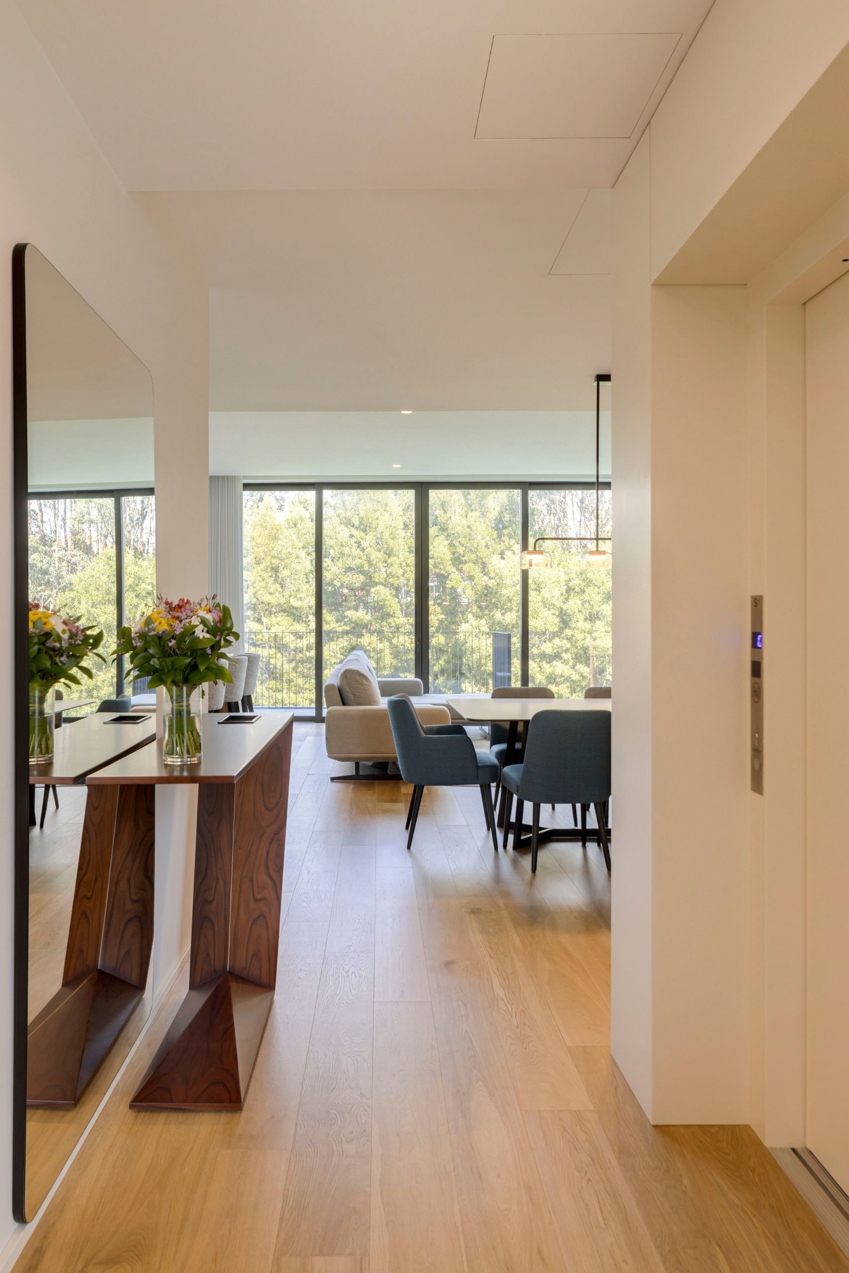 Consolas Leves | A Escolha Ideal na Decoração para Corredores Estreitos