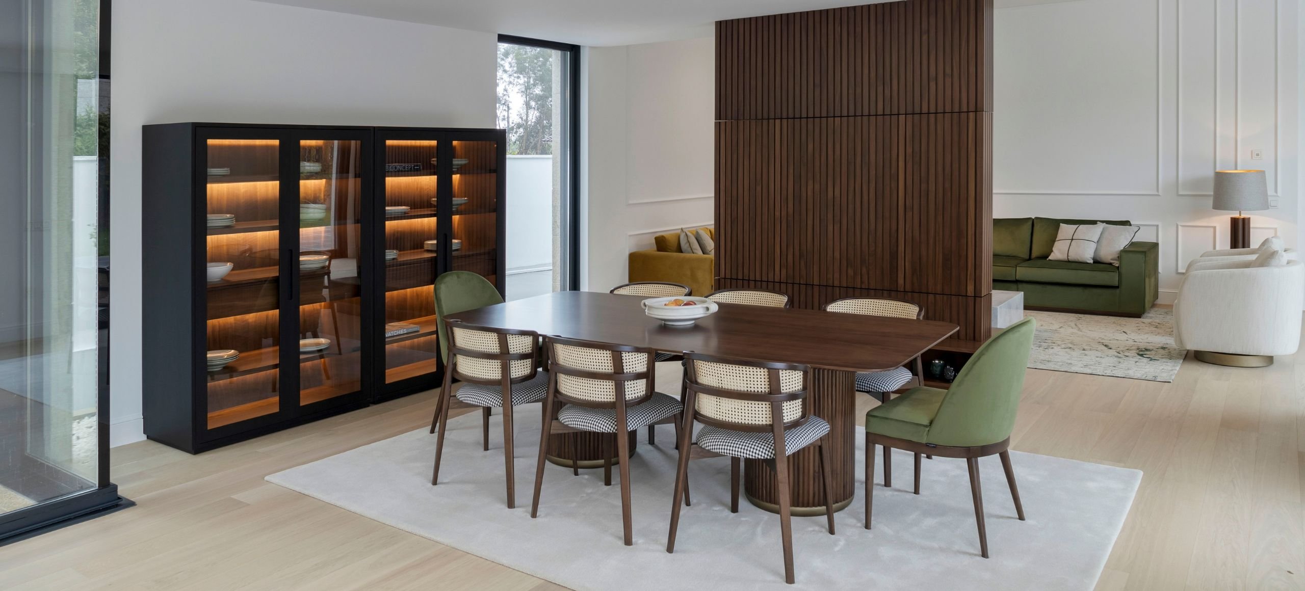Sala de jantar moderna e decoração com serviços de design de interiores para moradias de luxo e projetos de interior design.