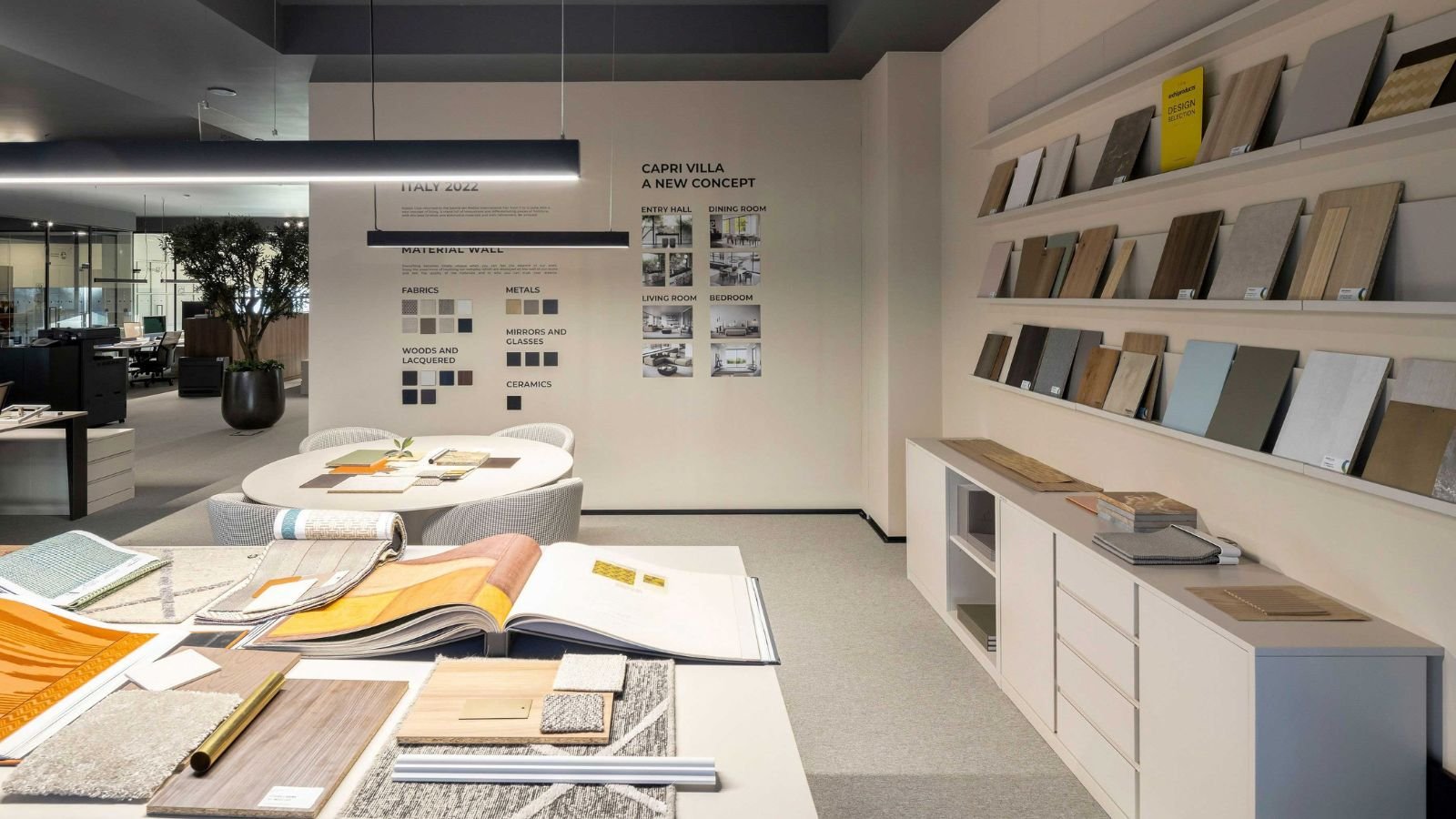 Espaço de atendimento com mostruário de materiais, tecidos e acabamentos exclusivos, ideal para explorar ideias de decoração num serviço de design de interiores e serviço de luxo com assinatura de interior design para casas de luxo.