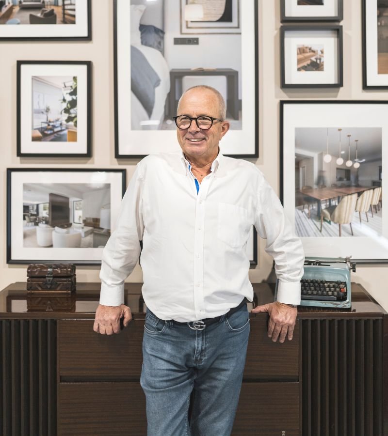 Fotografia de perfil da liderança da Jota Barbosa Interiors, impulsionadora de projetos de design de interiores e interior design de luxo dedicados a casas modernas.