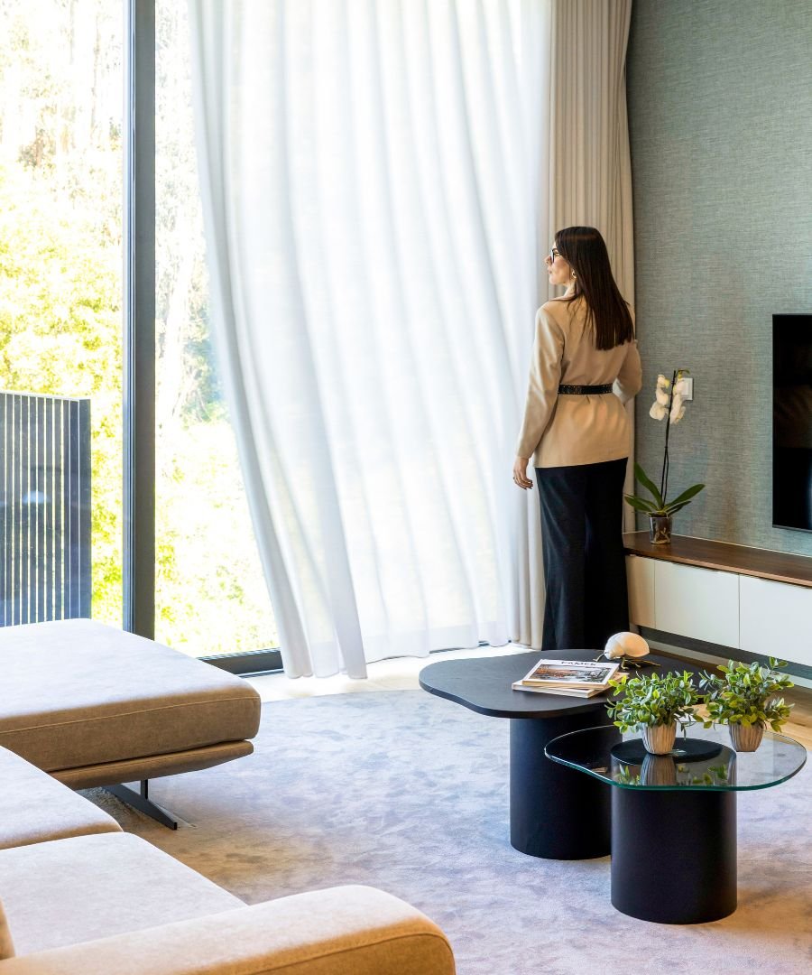 Apresentação final de projeto em sala iluminada, revelando ideias de decoração e excelência em interior design nos serviços prestados para casas modernas.
