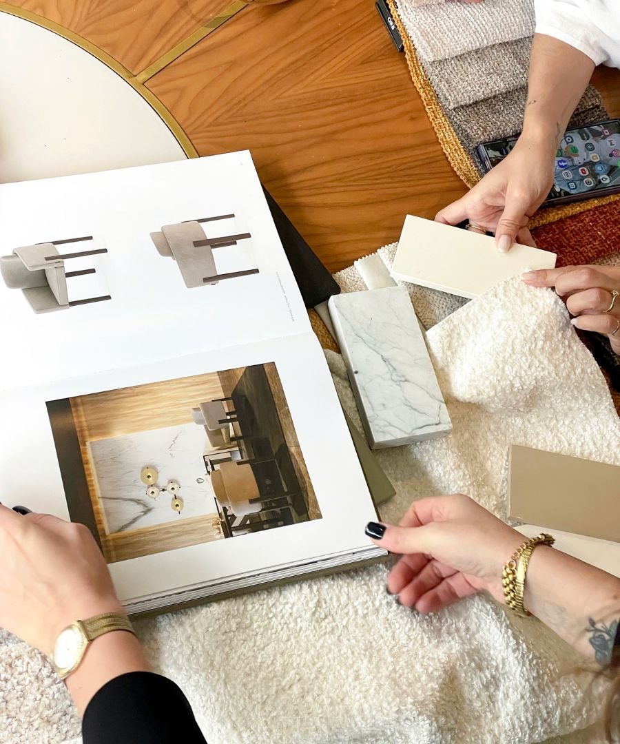 Curadoria detalhada de amostras de tecidos nobres e acabamentos, parte dos serviços dedicados de interior design com ricas ideias de decoração para casas modernas.