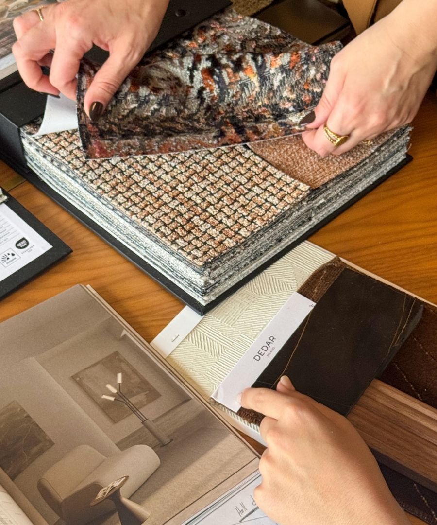 Definição de direção criativa através de catálogo de tecidos de alta gama, refletindo os serviços de excelência em interior design e ideias de decoração para casas modernas.