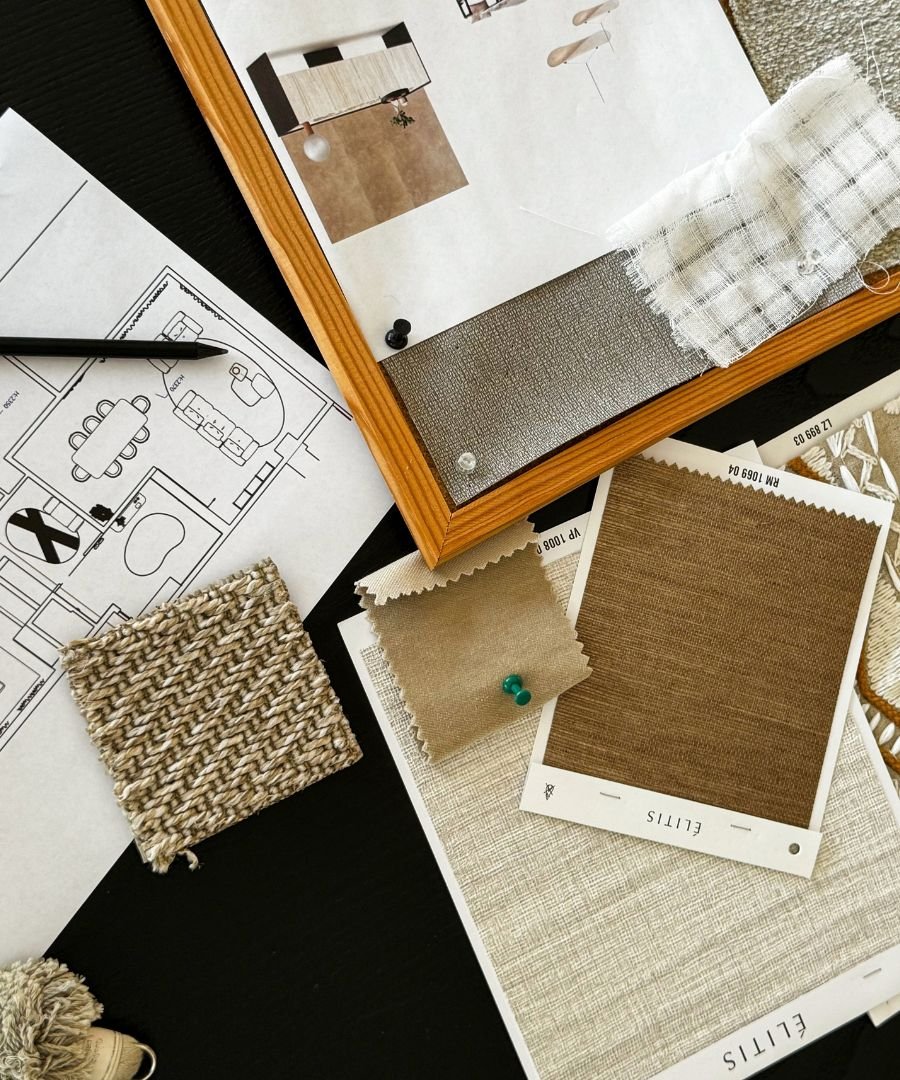 Estudo de distribuição espacial com planta técnica e seleção têxtil, materializando serviços de topo em interior design e ideias de decoração para casas modernas.