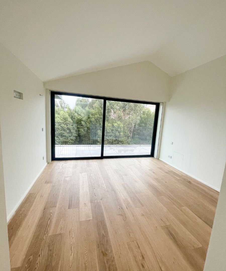 Avaliação inicial e leitura de espaço vazio com chão em madeira e ampla janela, passo essencial dos serviços de interior design com ideias de decoração para casas modernas.