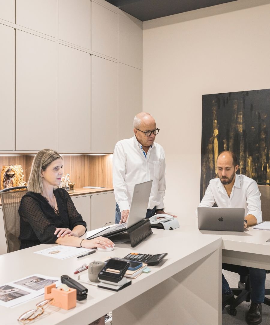 Equipa a alinhar estratégias e soluções técnicas de projeto à volta de uma secretária, assegurando a gestão criteriosa dos serviços de design de interiores e do interior design destinados a casas modernas e casas de luxo.