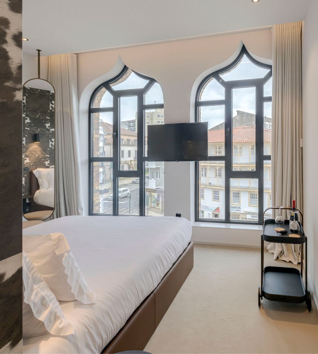 Serviço de design de interiores aplicado a projetos de hotelaria, destacando a decoração de quarto contemporânea e o requinte do interior design para hotéis.