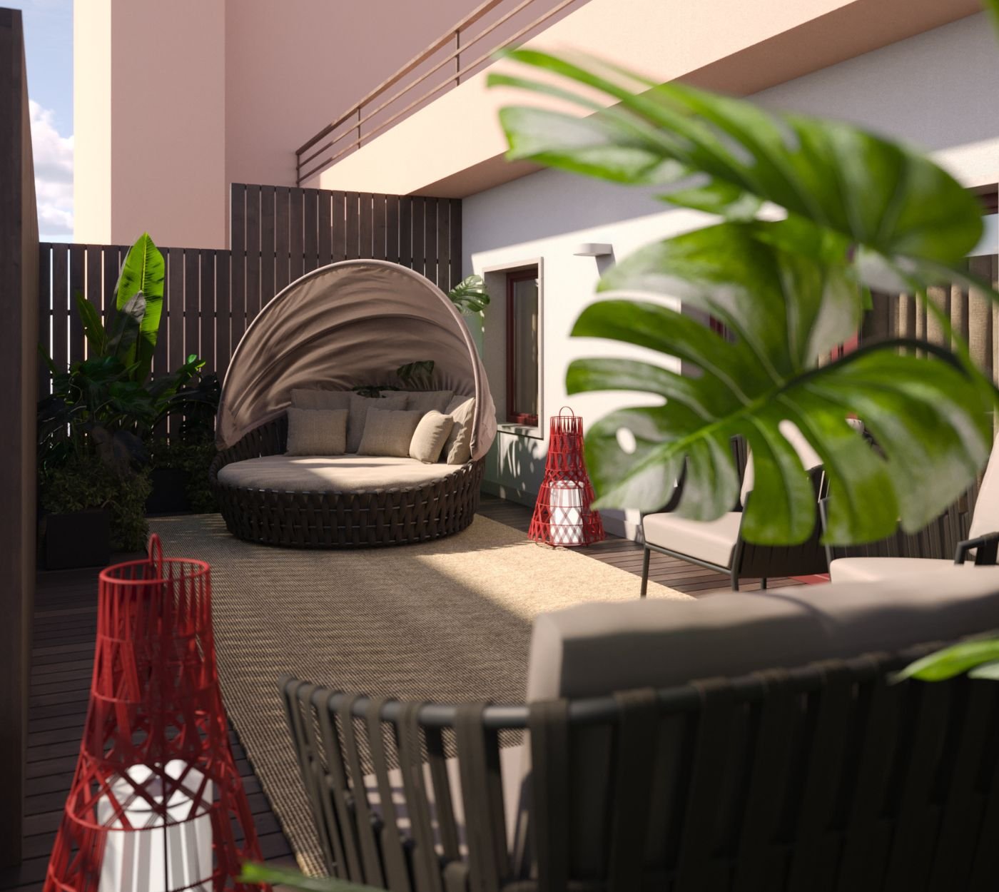 Um recanto acolhedor numa varanda contemporânea, focado no mobiliário de exterior que inclui uma luxuosa cama de dia circular com capota e iluminação de destaque vermelha. Esta área de varanda apresenta uma decoração de varanda que combina texturas naturais e plantas. O mobiliário de exterior e a decoração de jardins exteriores, como as lanternas cónicas vermelhas e o tapete de fibras, complementam os tons terracota e os ripados de madeira escura da varanda, criando um refúgio acolhedor. No foreground, a silhueta de uma poltrona de mobiliário de exterior enquadra o espaço. A decoração de varanda elegante é visível em toda esta varanda sofisticada com o mobiliário de exterior ideal para o descanso. É um exemplo de decoração de jardins exteriores que integra na perfeição o conforto na varanda.