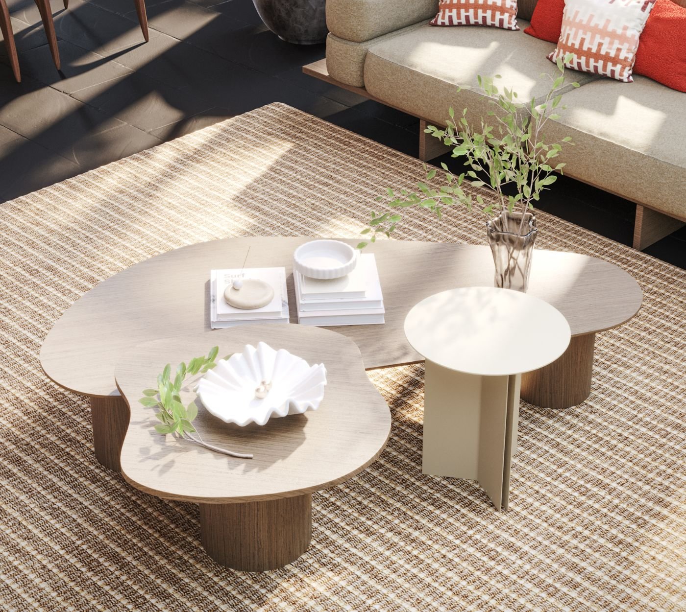 Mesas de centro com formas orgânicas e decoração cuidada num terraço. Escolha de mobiliário de exterior por um serviço de design de interiores para valorizar casas modernas.