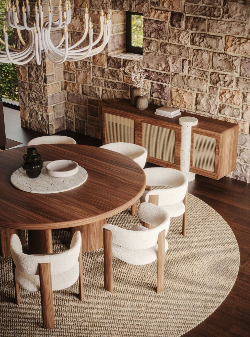 Pormenor de mesa para sala de jantar em madeira e acolhedora cadeira sala de jantar, refletindo a sofisticação de interior design criada pelo nosso serviço de design de interiores.