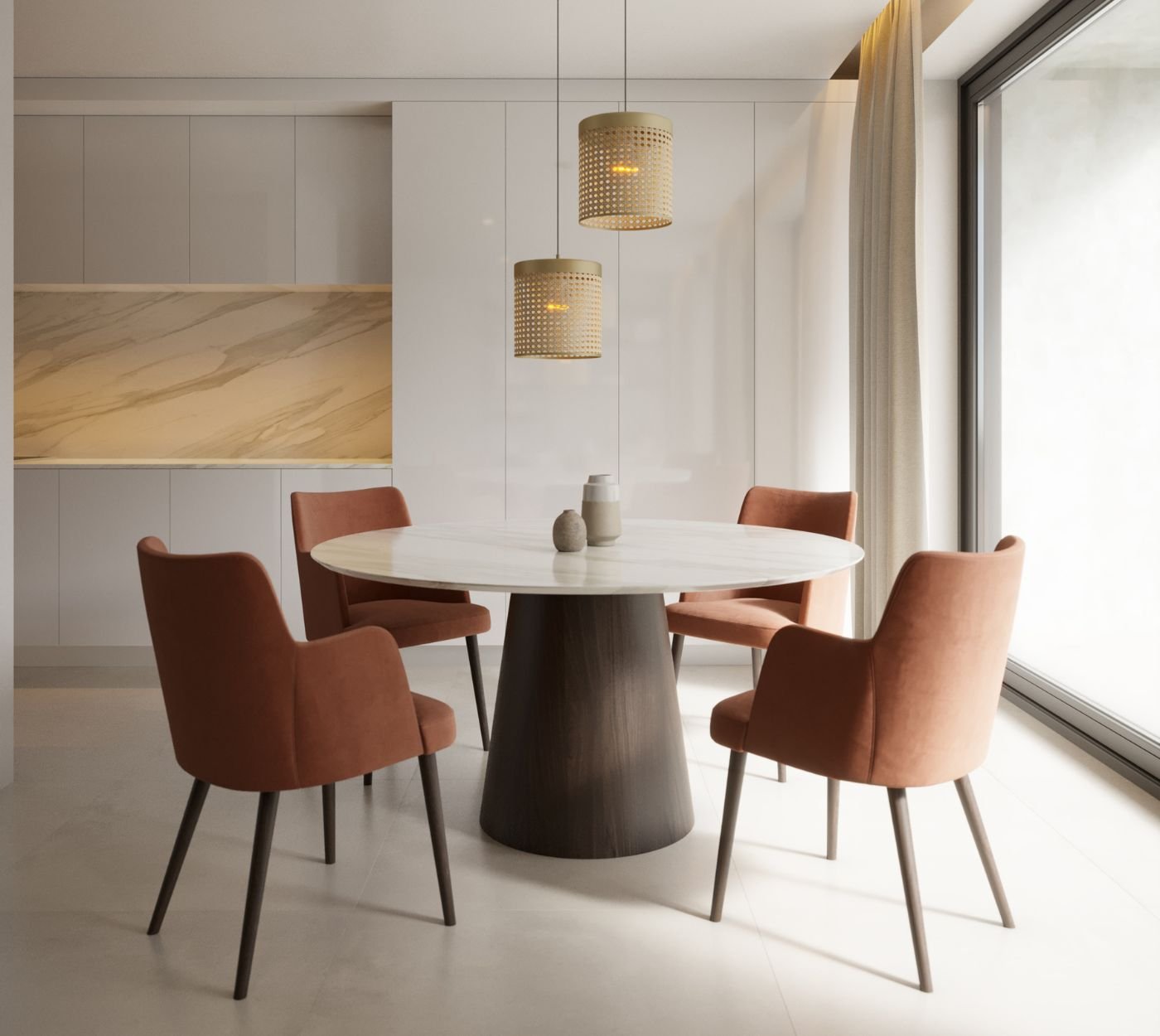 Uma mesa de jantar redonda integrada numa cozinha moderna pequena com cadeiras terracota e candeeiros suspensos, em harmonia com o elegante armario de cozinha branco ao fundo e um sofisticado design de interiores.