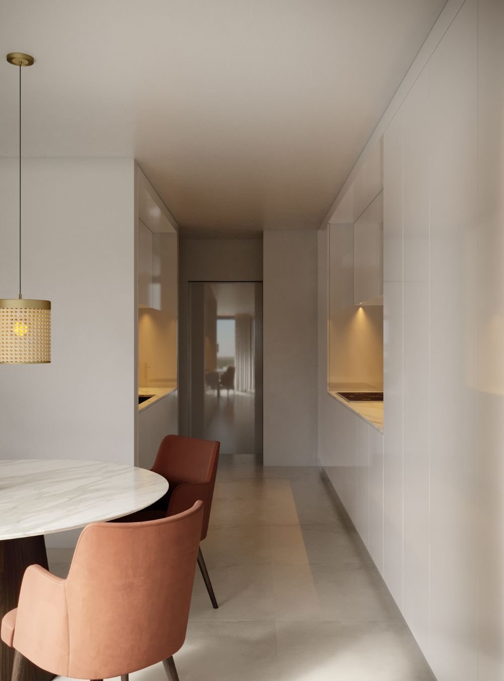 Uma cozinha moderna pequena com mesa redonda e cadeiras terracota, destacando o amplo armario de cozinha branco que se estende pelo corredor com design de interiores minimalista e funcional