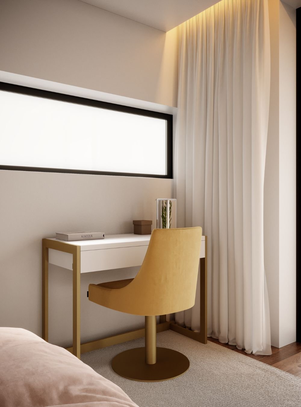 Um canto de estudo num quarto de criança com secretária e cadeira amarela, exibindo uma acolhedora decoração quarto planeada por um serviço de design de interiores