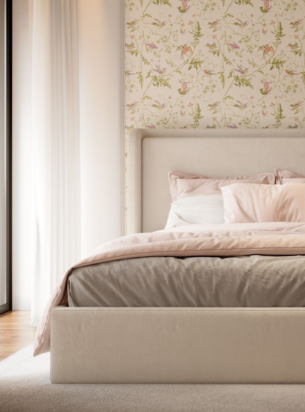 Pormenor de uma cama confortável num quarto de criança com enxoval rosa e papel de parede com pássaros, destacando uma charmosa decoração quarto de um serviço de design de interiores.