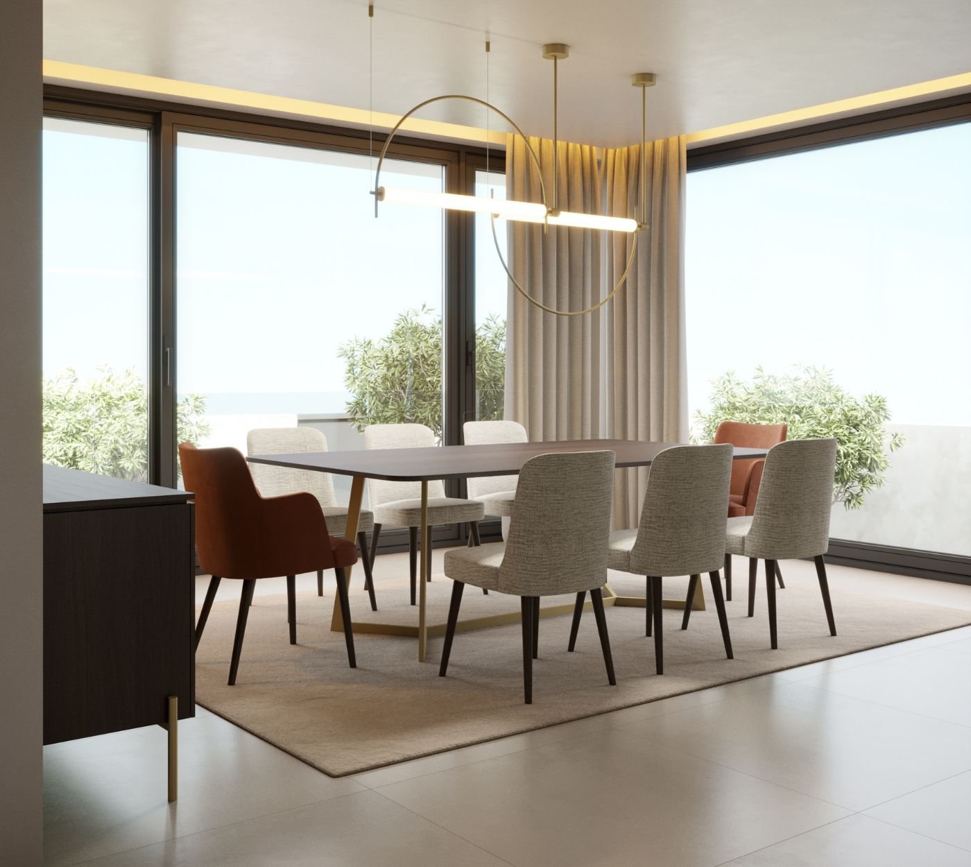 Uma vista de ângulo aberto de uma mesa para sala de jantar com várias cadeira de jantar em tons neutros e terracota, com o aparador sala de jantar visível à esquerda