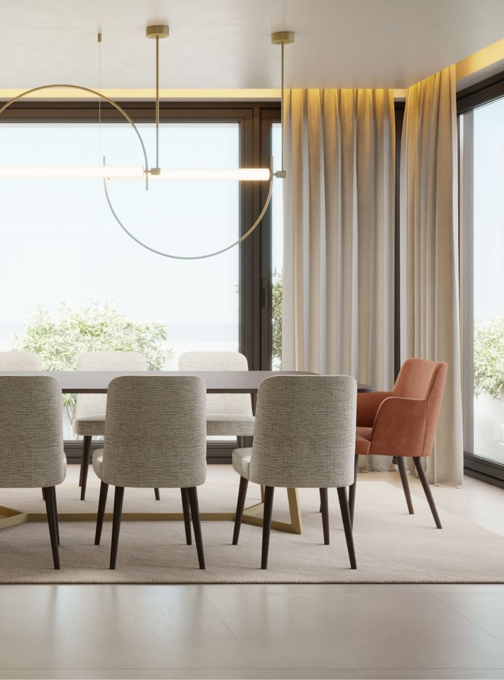 Uma elegante mesa para sala de jantar com várias cadeira de jantar estofadas em tons neutros e terracota, num ambiente luminoso que integra também um aparador sala de jantar de apoio