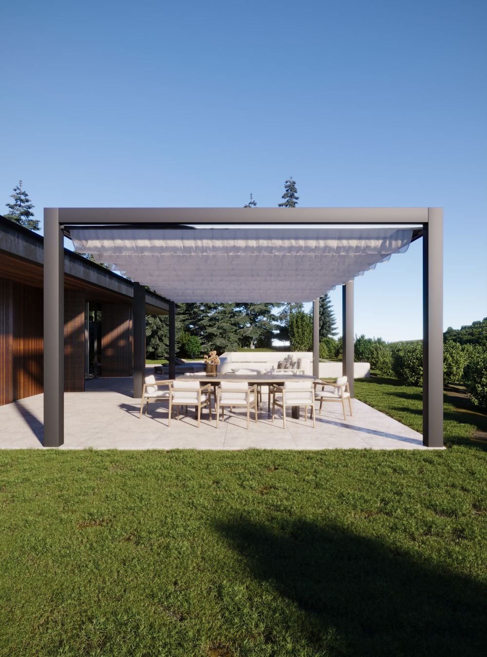 Vista exterior de alpendre contemporâneo com revestimento ripado em madeira e mobiliário de jardim moderno ao fundo, demonstrando a elegância do projeto de design de interiores.