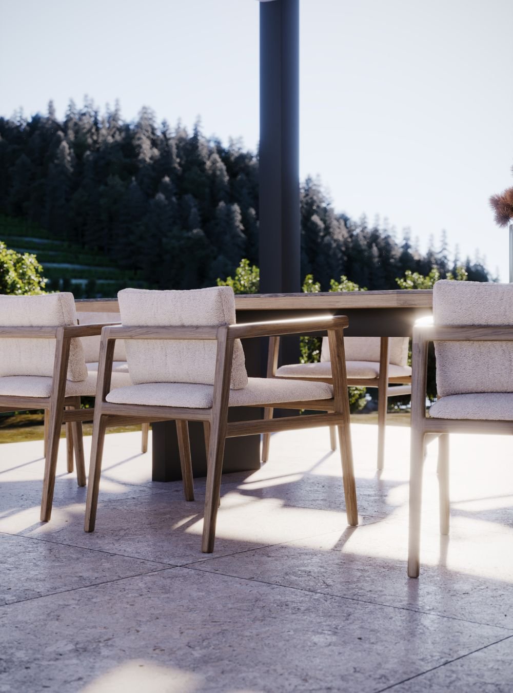 Detalhe de cadeira de jantar em madeira com estofo claro junto a mesa de jantar sala ao ar livre, combinando mobiliário de jardim com a sofisticação do design de interiores.