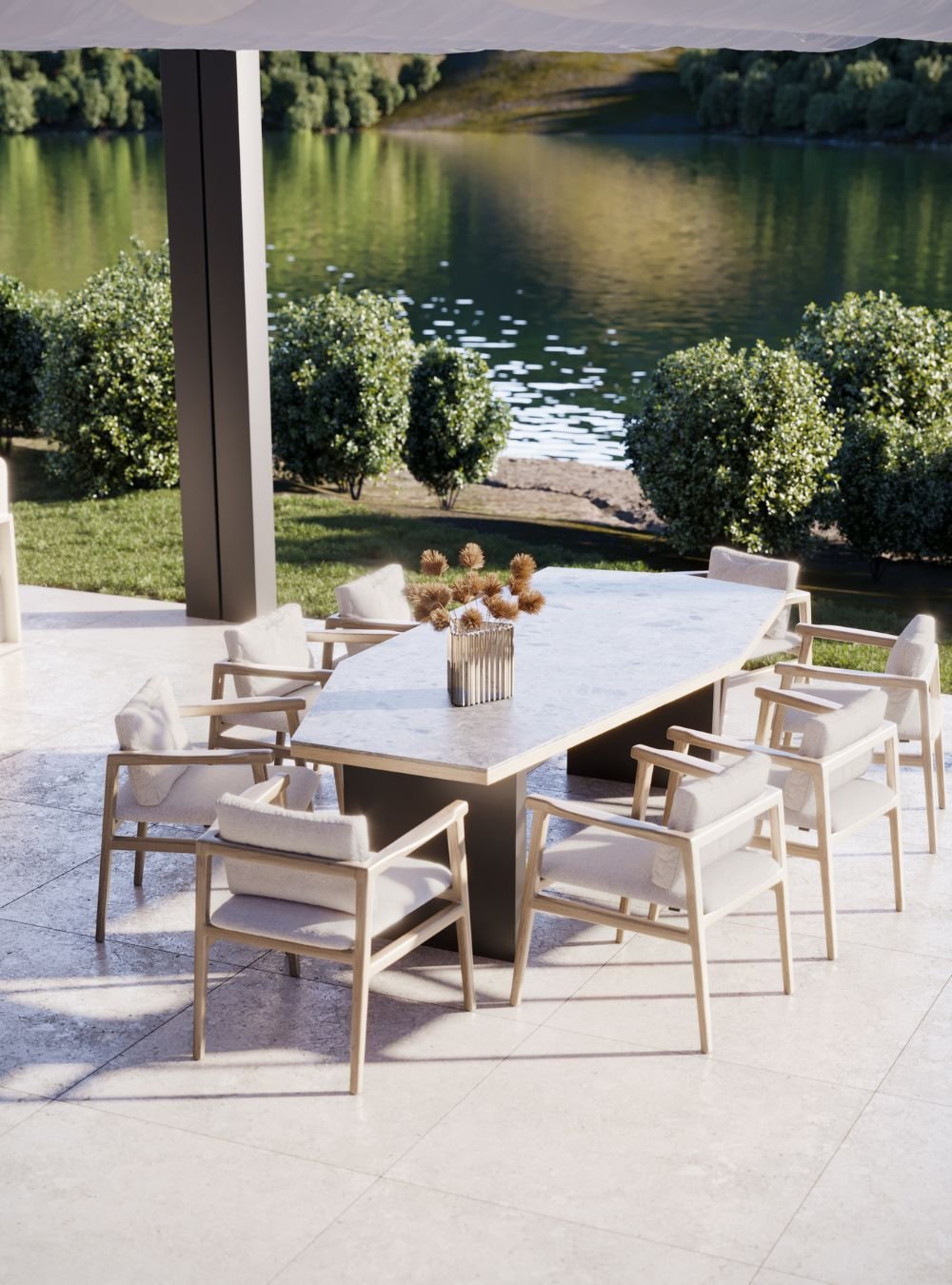 Mesa de jantar sala com tampo em pedra rodeada por cadeira de jantar em madeira e estofo claro virada para o lago, exemplo de mobiliário de jardim e design de interiores moderno.