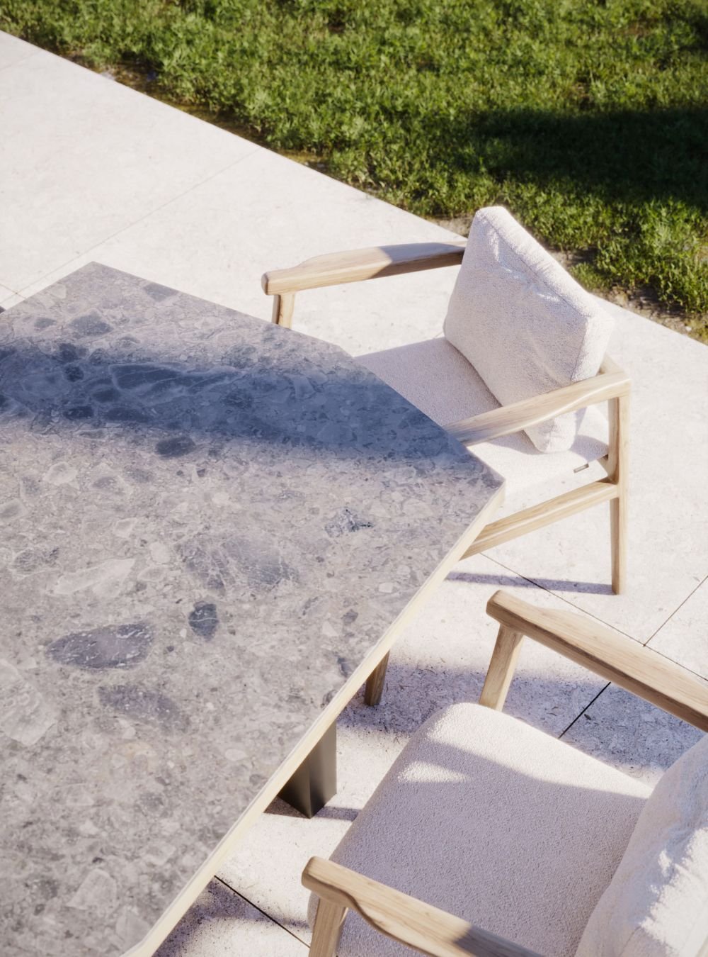 Vista superior de mesa de jantar sala com tampo em pedra e cadeira de jantar estofada em madeira clara, destacando o mobiliário de jardim através de um cuidado design de interiores.