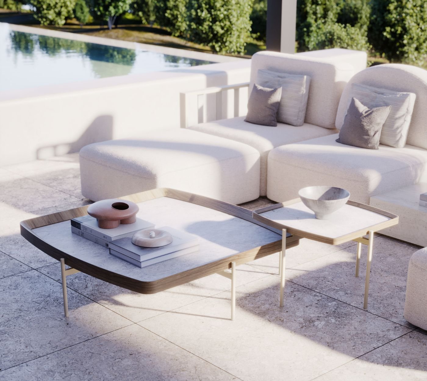 Mesas de centro em madeira junto a um sofá modular branco em terraço exterior com piscina, unindo o mobiliário de jardim à sofisticação da decoração sala e do design de interiores.