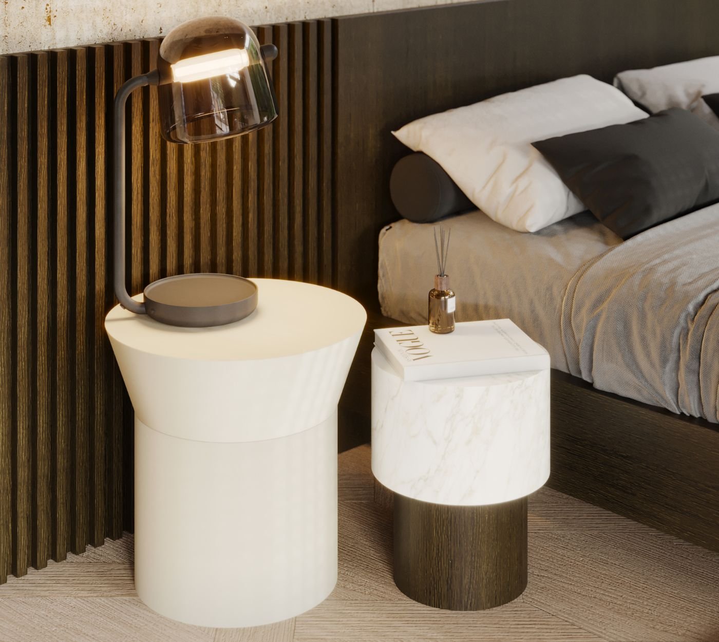Mesa de cabeceira dupla e redonda com candeeiro, livro da Vogue e difusor ao lado de cama de casal. Design de interiores e decoração de quarto de casal.