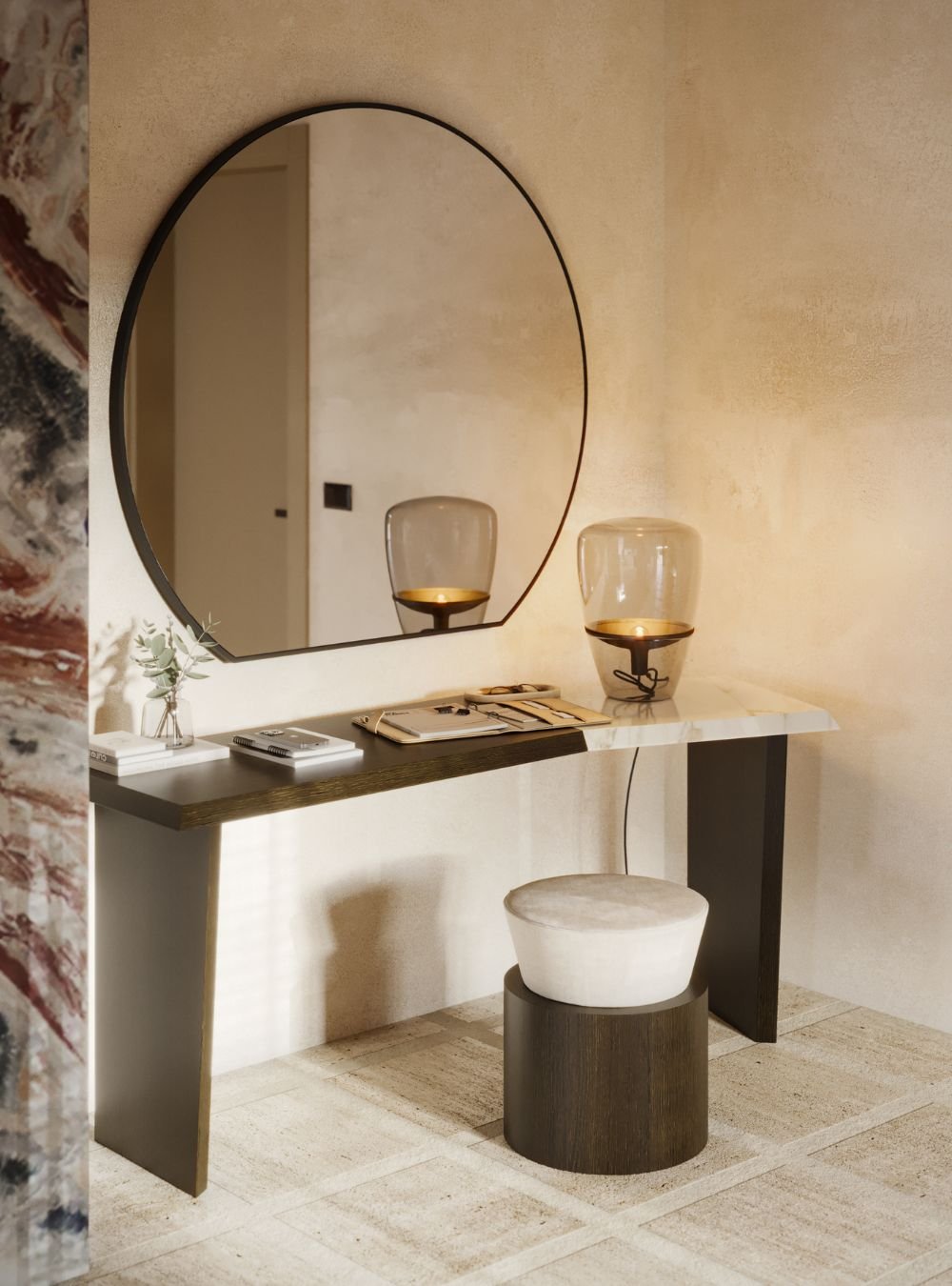 Detalhe de toucador com espelho redondo e consola com pequenos objetos num quarto de casal decorado. Banco e candeeiro em plano aproximado. Serviços de design de interiores.