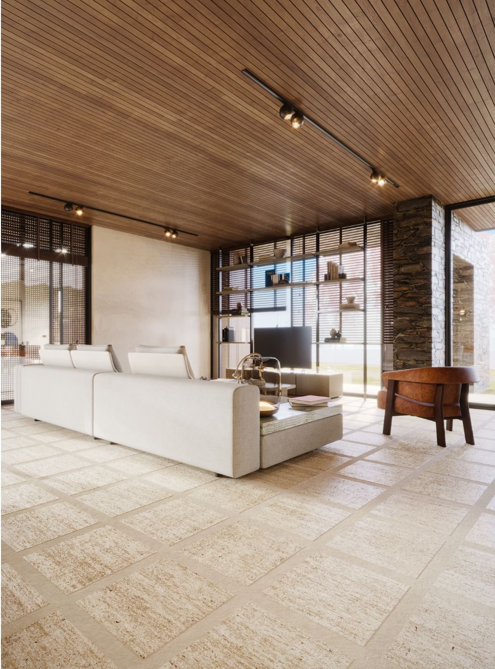Sala de estar ampla com sofá modular, teto revestido a madeira e estante integrada, num projeto de design de interiores contemporâneo.