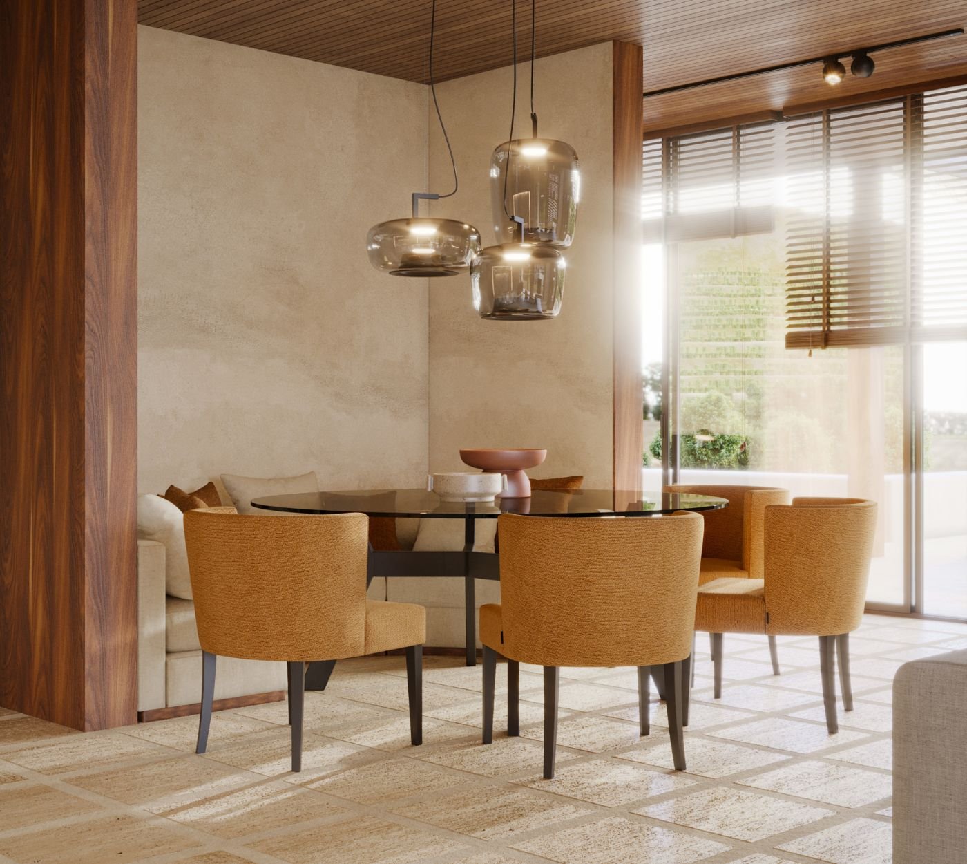 Sala de jantar com mesa de jantar para sala em vidro, cadeiras estofadas em tons quentes e iluminação suspensa, num projeto de design de interiores contemporâneo.