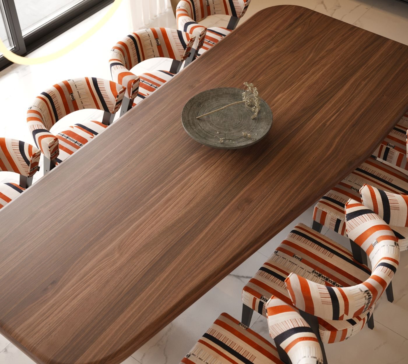 Perspetiva superior de mesa de sala jantar com centro de mesa decorativo rodeada por cadeira sala de jantar com padrão moderno, exemplo sublime de design de interiores de luxo.