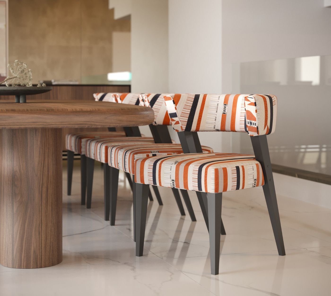 Detalhe de cadeira sala de jantar com estofo padronizado alinhada junto à base curva de uma mesa de sala jantar em madeira, refletindo a excelência do design de interiores de luxo.