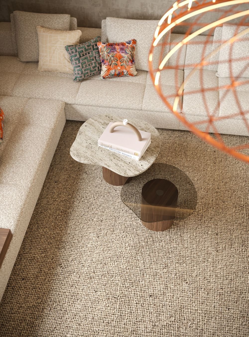 Vista superior de mesas de centro orgânicas em mármore e vidro fumado junto ao sofá claro, num detalhe de decoração sala moderna focado no design de interiores.