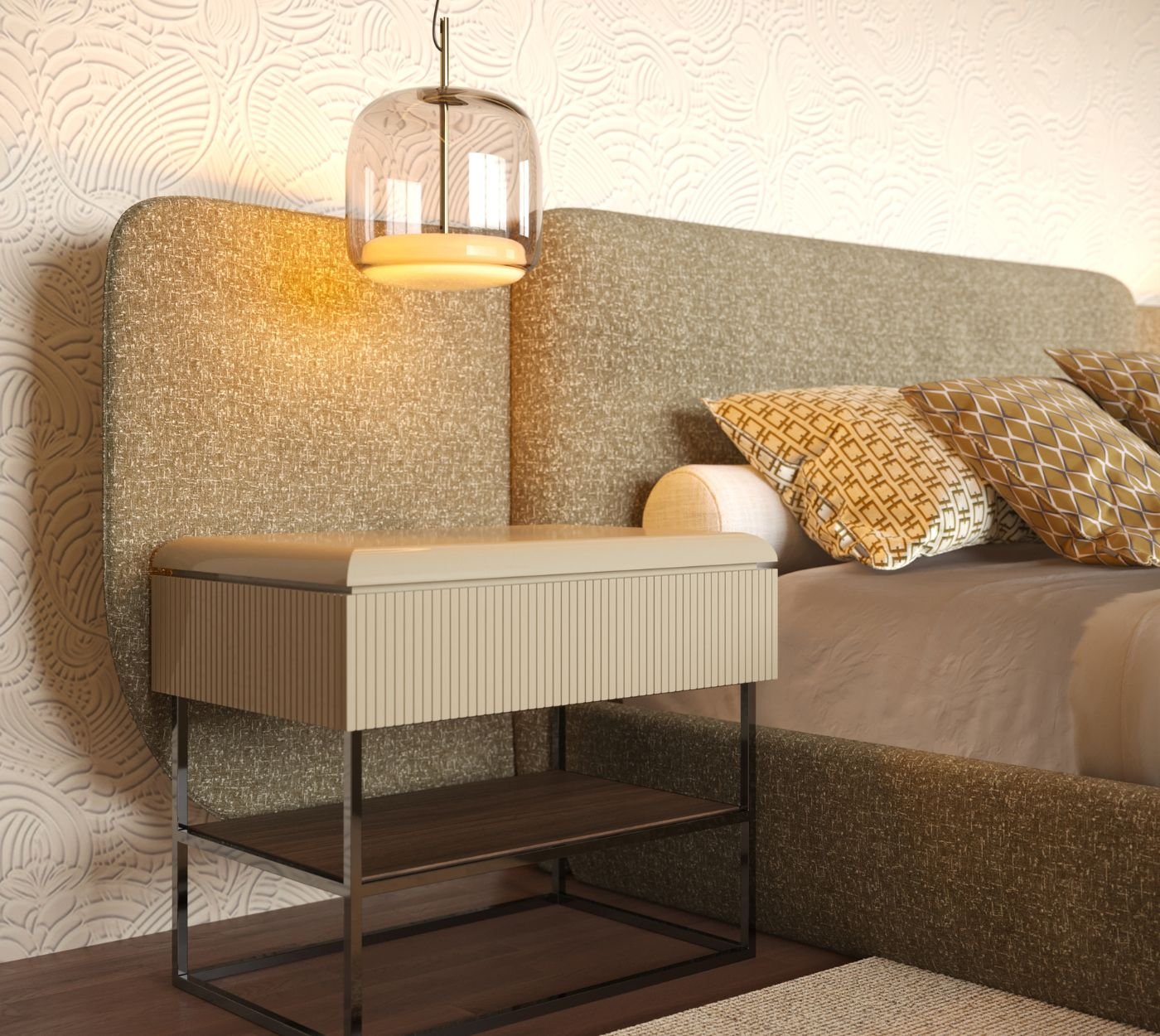 Detalhe de mesa de cabeceira em laca canelada com iluminação pendente junto a cama de casal estofada, enriquecendo a decoração de quarto de casal.