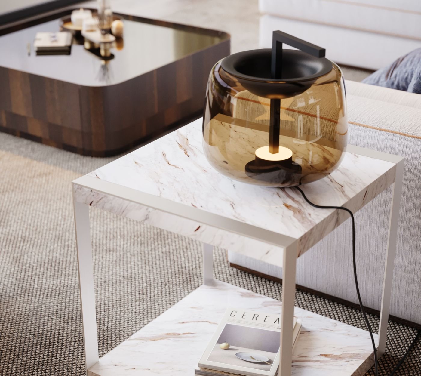 Detalhe de mesa de apoio em mármore com candeeiro de vidro âmbar iluminado junto ao sofá, compondo o design de interiores e a decoração sala nesta luminosa sala de estar moderna em open space.