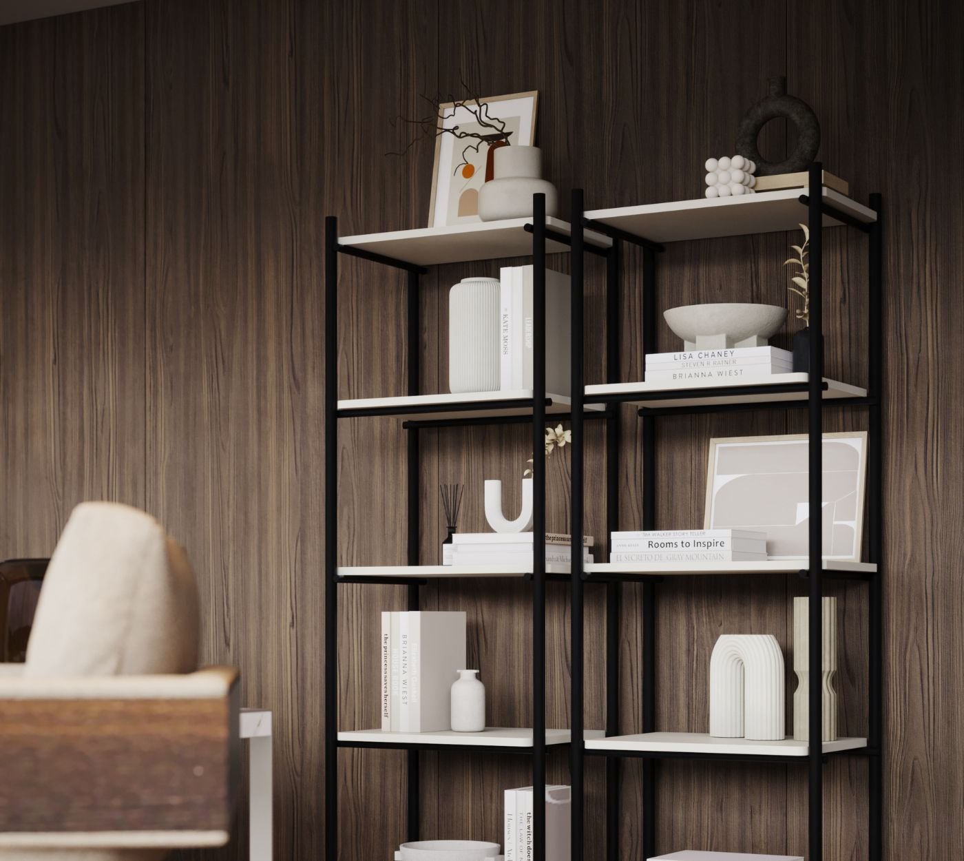 Estante metálica preta com livros e peças escultóricas de cerâmica contra painel ripado de madeira, enriquecendo o design de interiores e a decoração sala desta sala de estar moderna em open space.