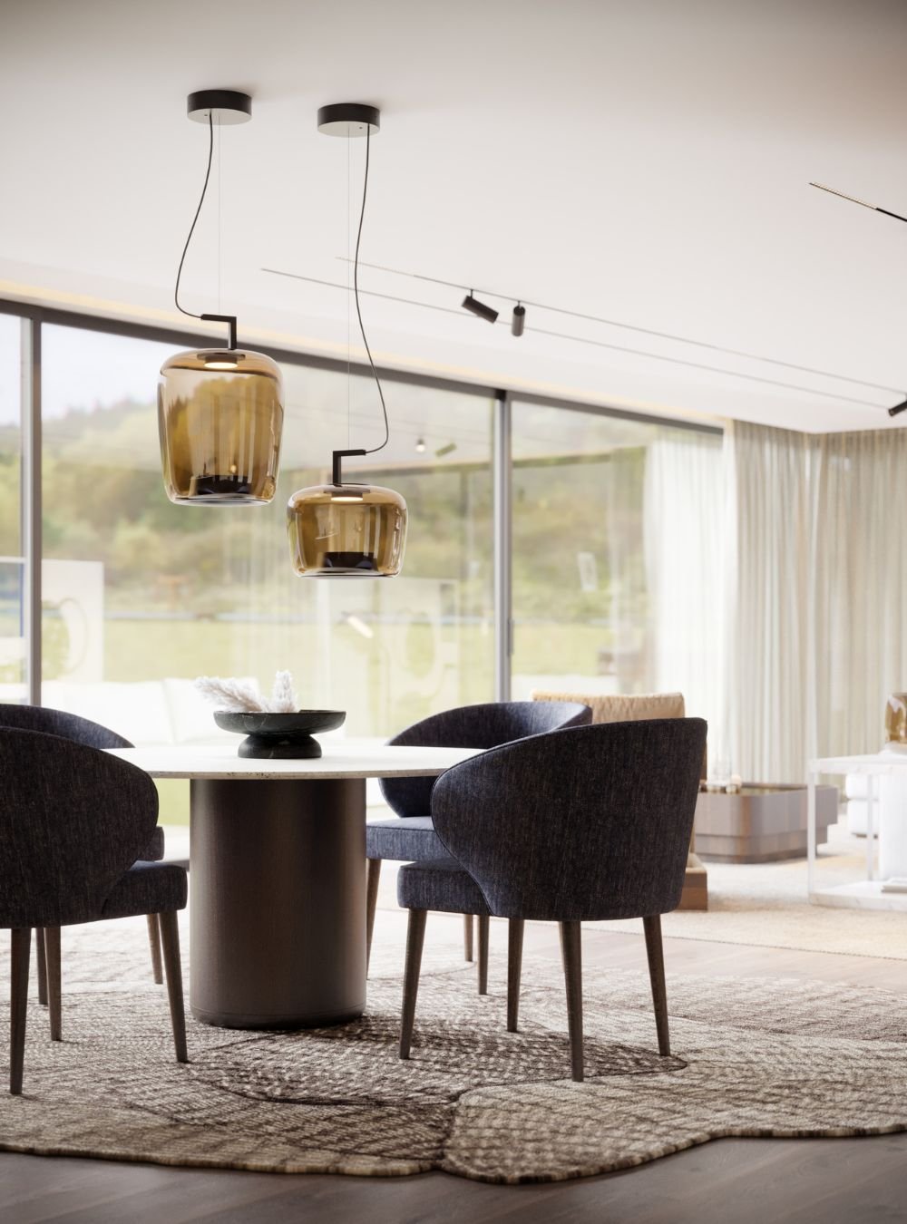 Candeeiros suspensos de vidro âmbar sobre mesa de sala de jantar junto a grandes janelas, unindo sala de estar e jantar juntas em open space com foco no interior design.