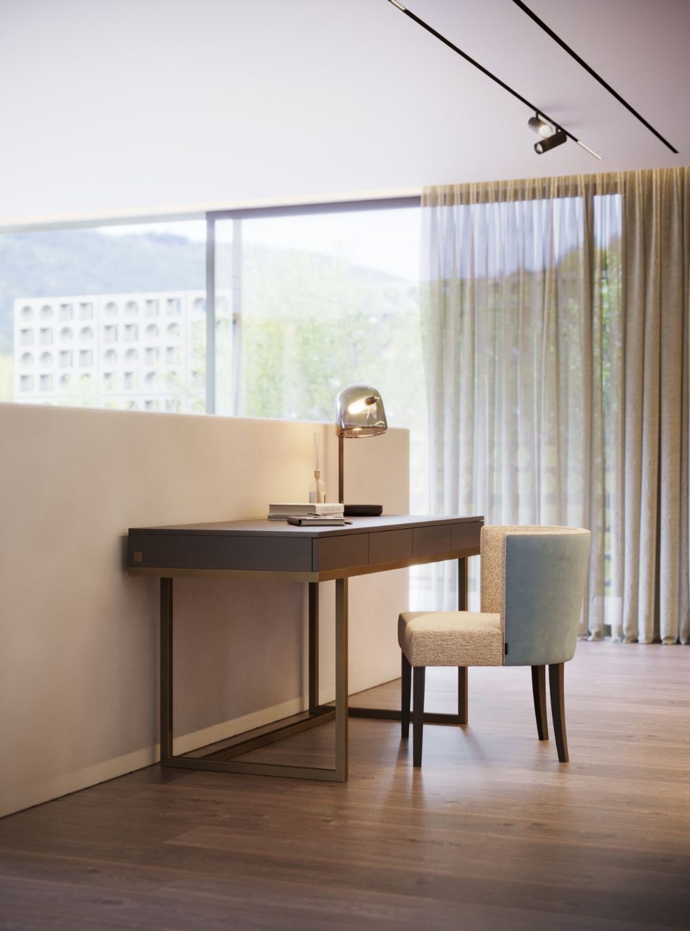 Espaço de trabalho luminoso com secretária elegante e cadeira de design junto à janela, valorizando a funcionalidade do quarto de casal.