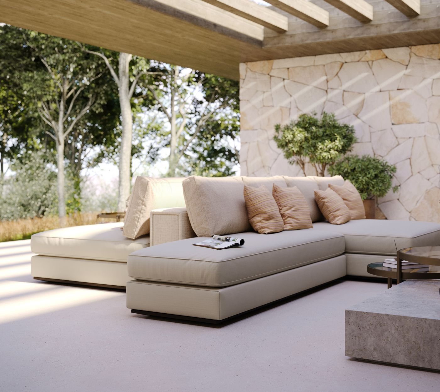 Sofá de exterior de dupla face em deck sob teto ripado de madeira, afirmando o conforto do mobiliário de jardim projetado por serviços de decoração e design de interiores em casas modernas.