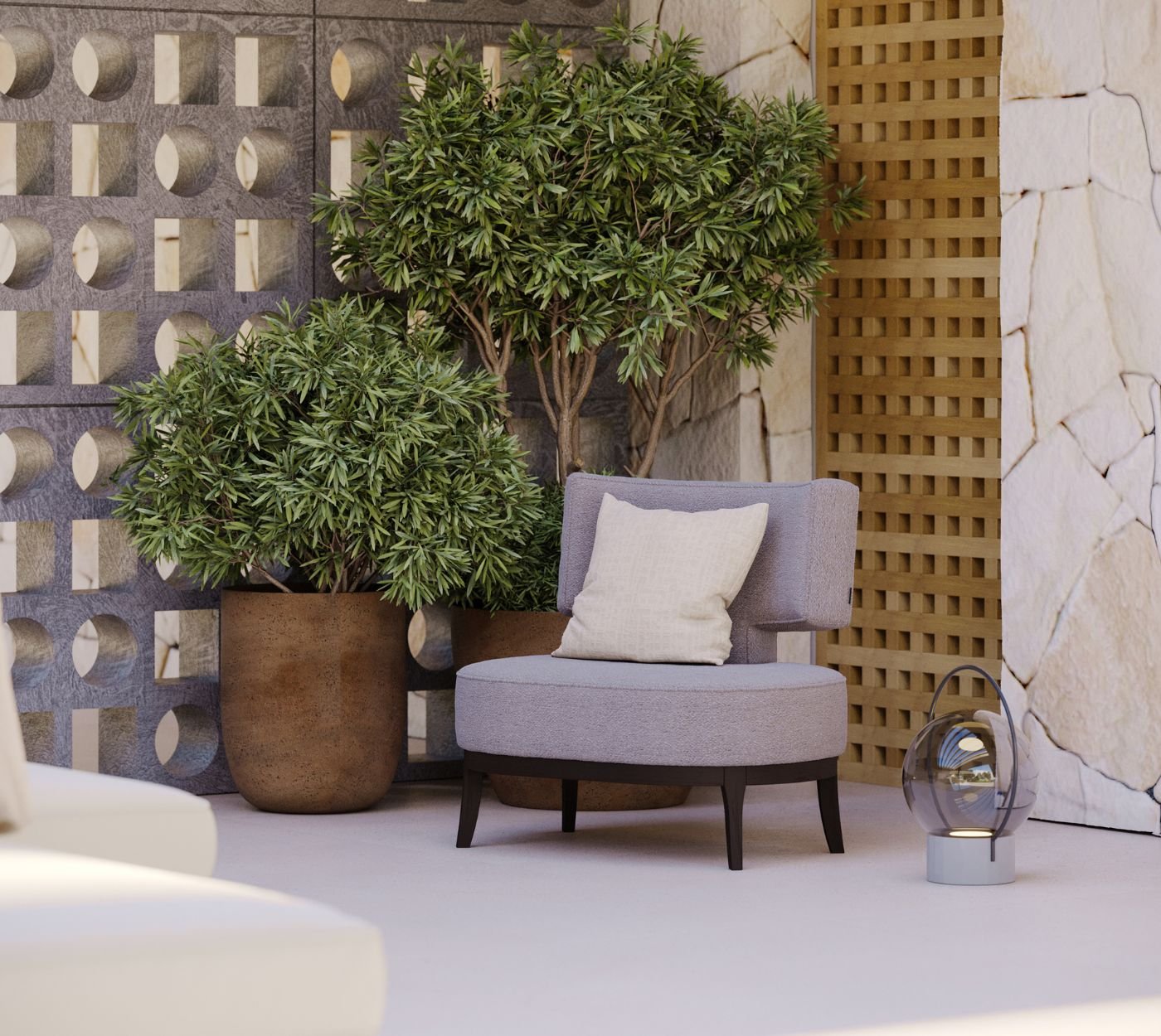 Cadeirão estofado junto a plantas e parede perfurada em terraço exterior, evidenciando mobiliário de jardim selecionado por serviços de decoração com assinatura em design de interiores para casas modernas.