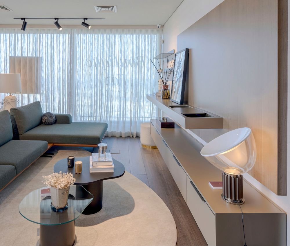 Espaço de estar com luz natural, sofás cinza e móvel suspenso elegante, refletindo um serviço de design de interiores e serviço de luxo com ideias de decoração e interior design para casas de luxo.