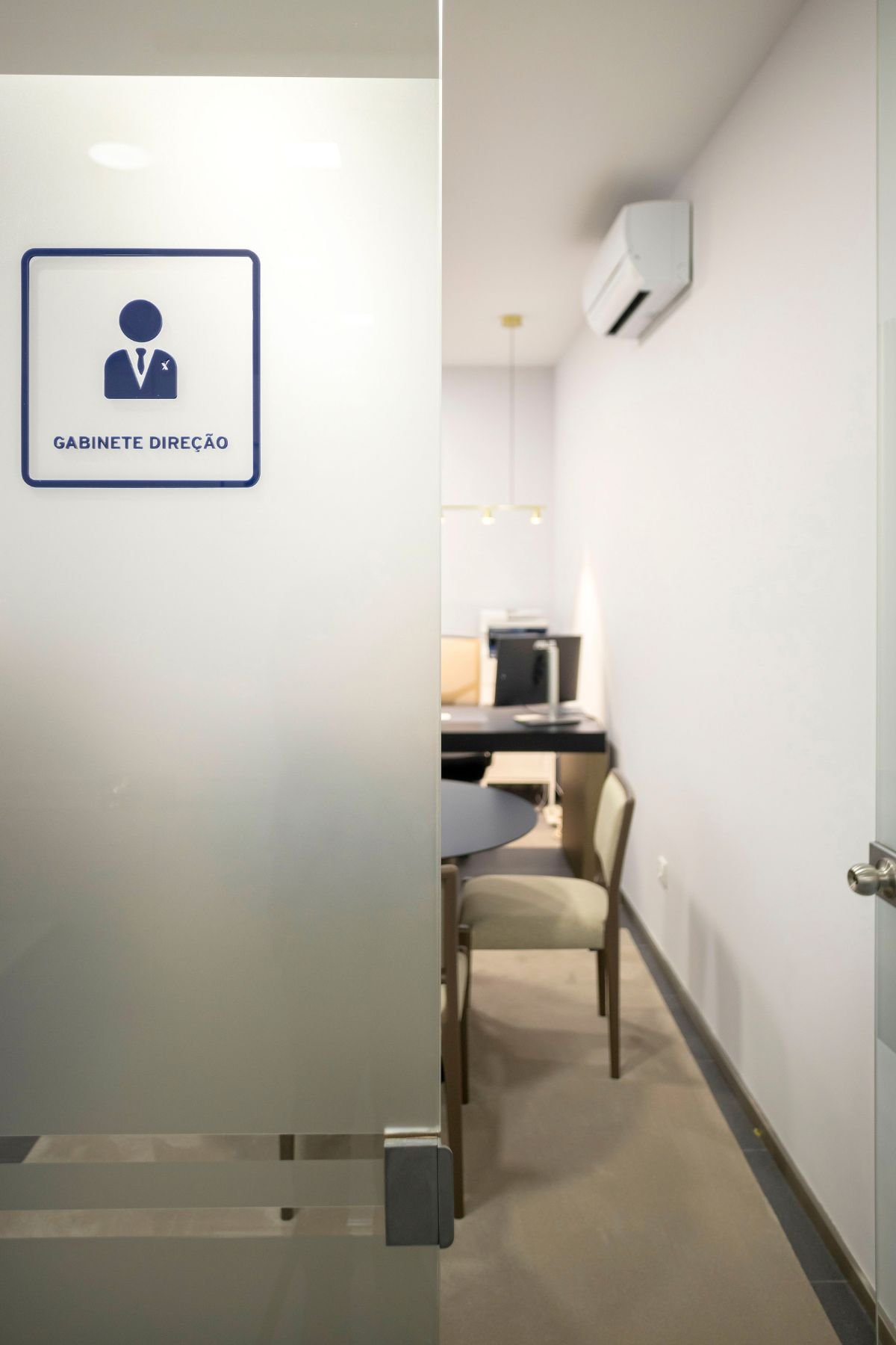Perspetiva da porta de vidro fosco com identificação 