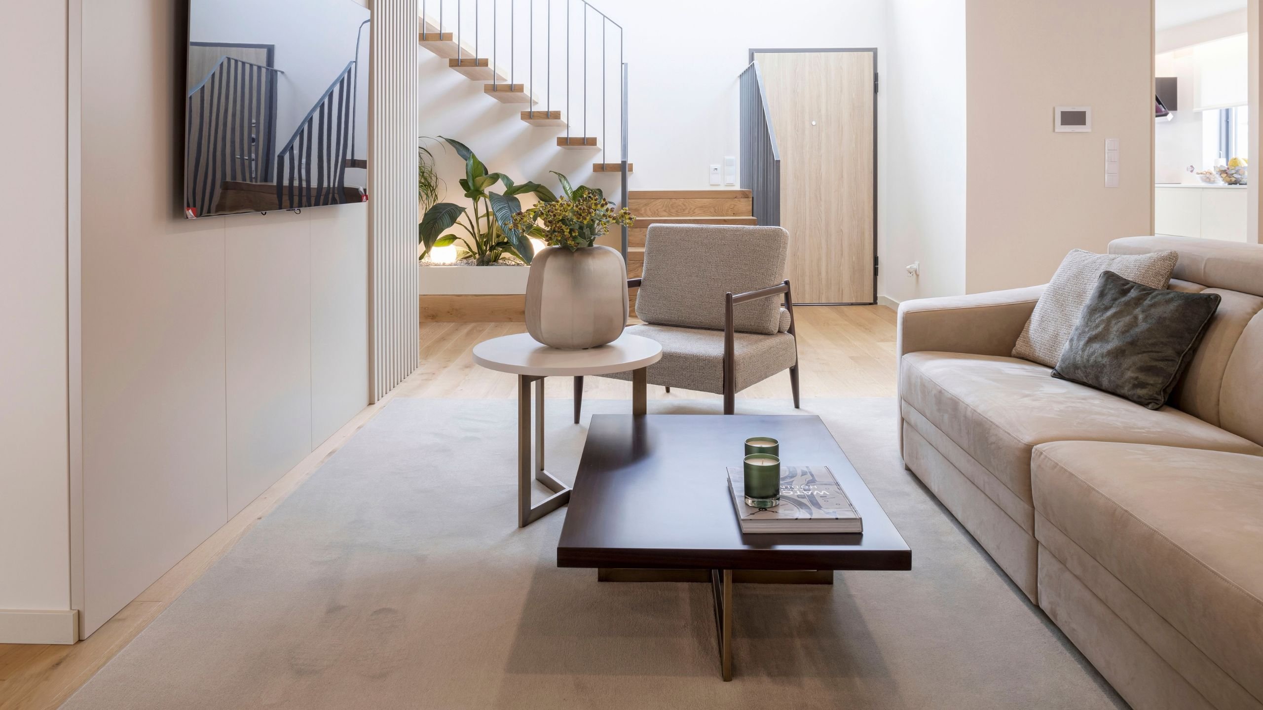 Perspetiva de lounge com sofá de veludo e mesas de centro em open space arejado, combinando na perfeição a arte do interior design e a decoração de casas de luxo.