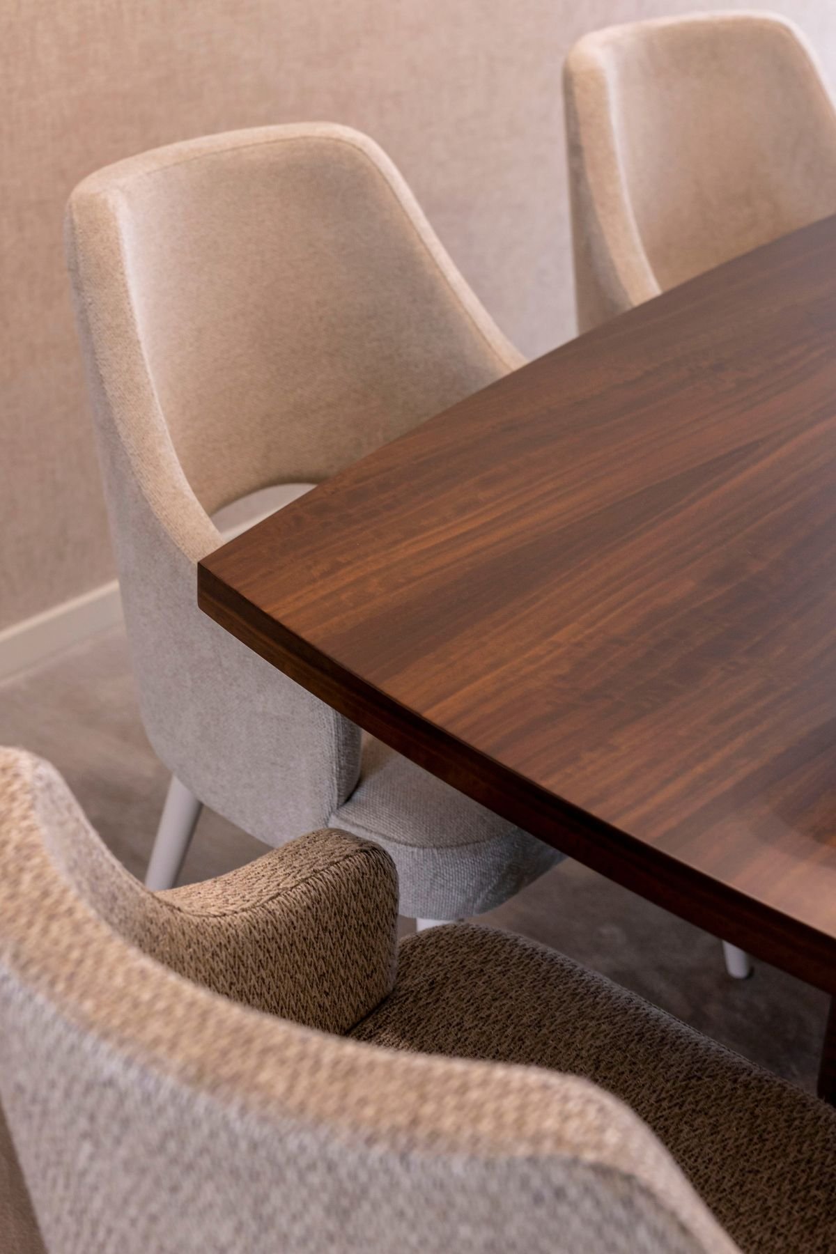 Tampo de mesa para sala de jantar em nogueira e cadeira de sala de jantar com texturas requintadas, ícones de interior design para a sala de jantar.