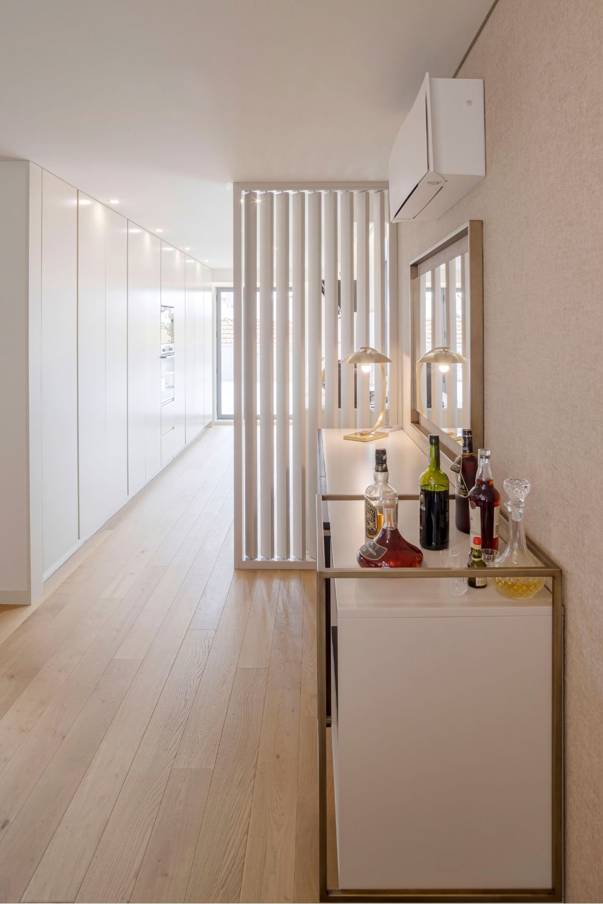 Aparador com bebidas numa sala de jantar de luxo, concebida com mesa para sala de jantar e cadeira de sala de jantar de interior design.