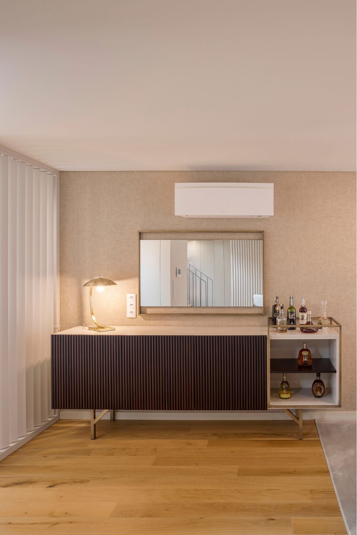 Móvel aparador ripado com bar e espelho retangular para sala de jantar sofisticada, complementando a mesa para sala de jantar e cadeira de sala de jantar em interior design.