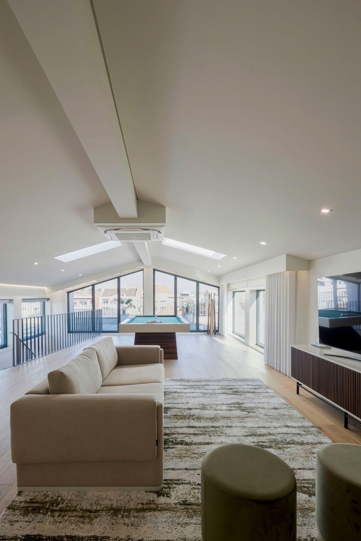 Sótão amplo em open space integrando mesa de bilhar e sala multimédia, combinando a essência de salas de estar modernas, interior design e nobre decoração.