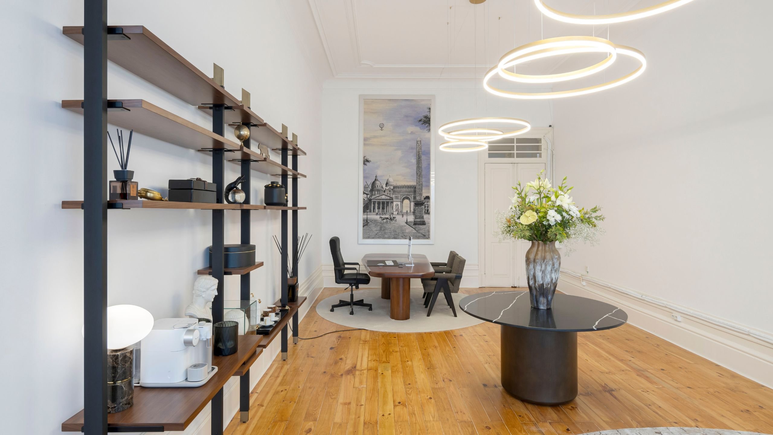 Receção de escritório elegante com secretária de escritório em madeira, mesa de centro redonda em mármore e estante metálica modular para mobiliário de escritório.