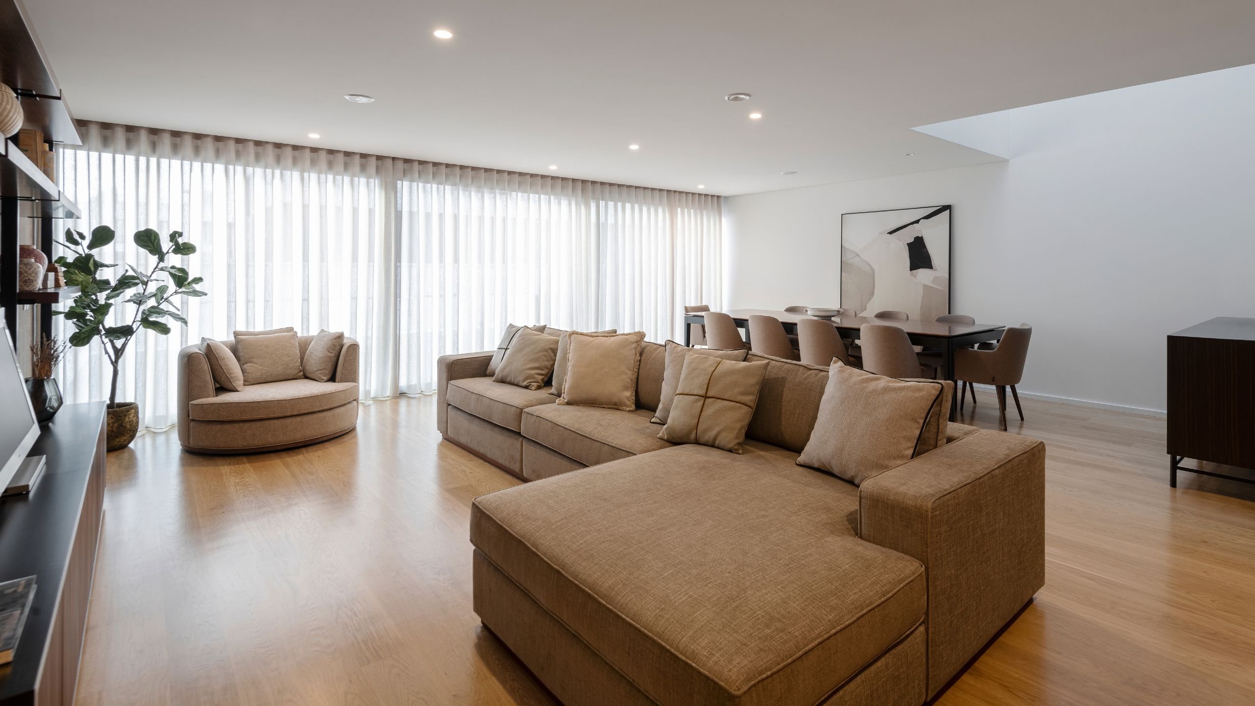 Sala de estar minimalista e discreta