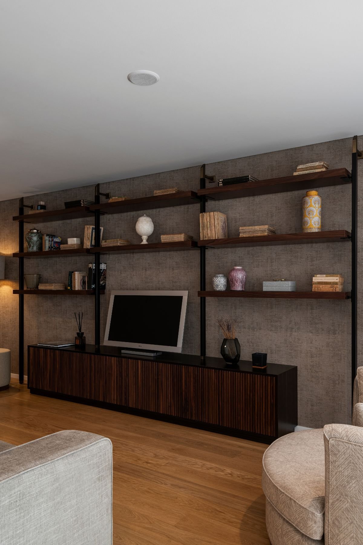 Sala de estar minimalista e discreta
