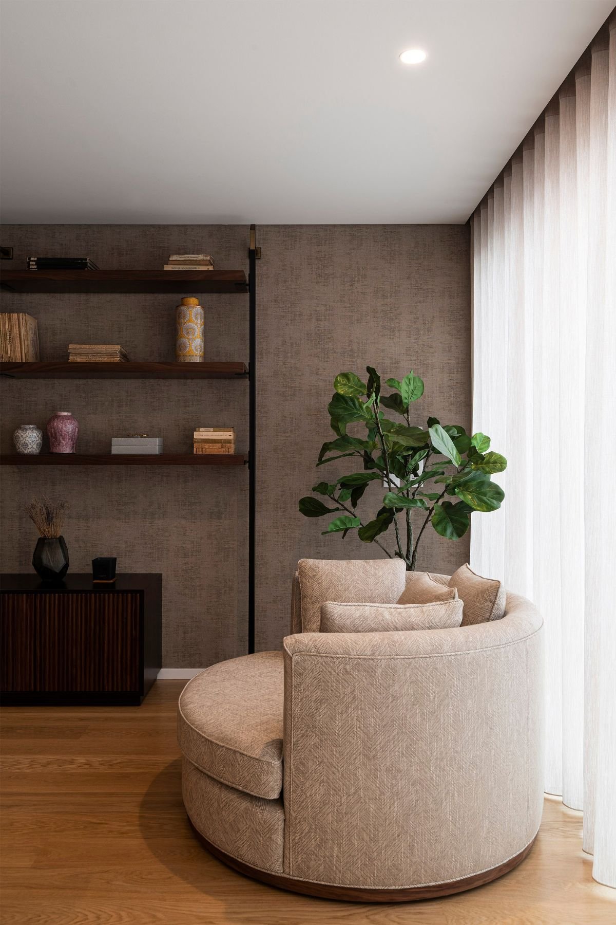 Sala de estar minimalista e discreta